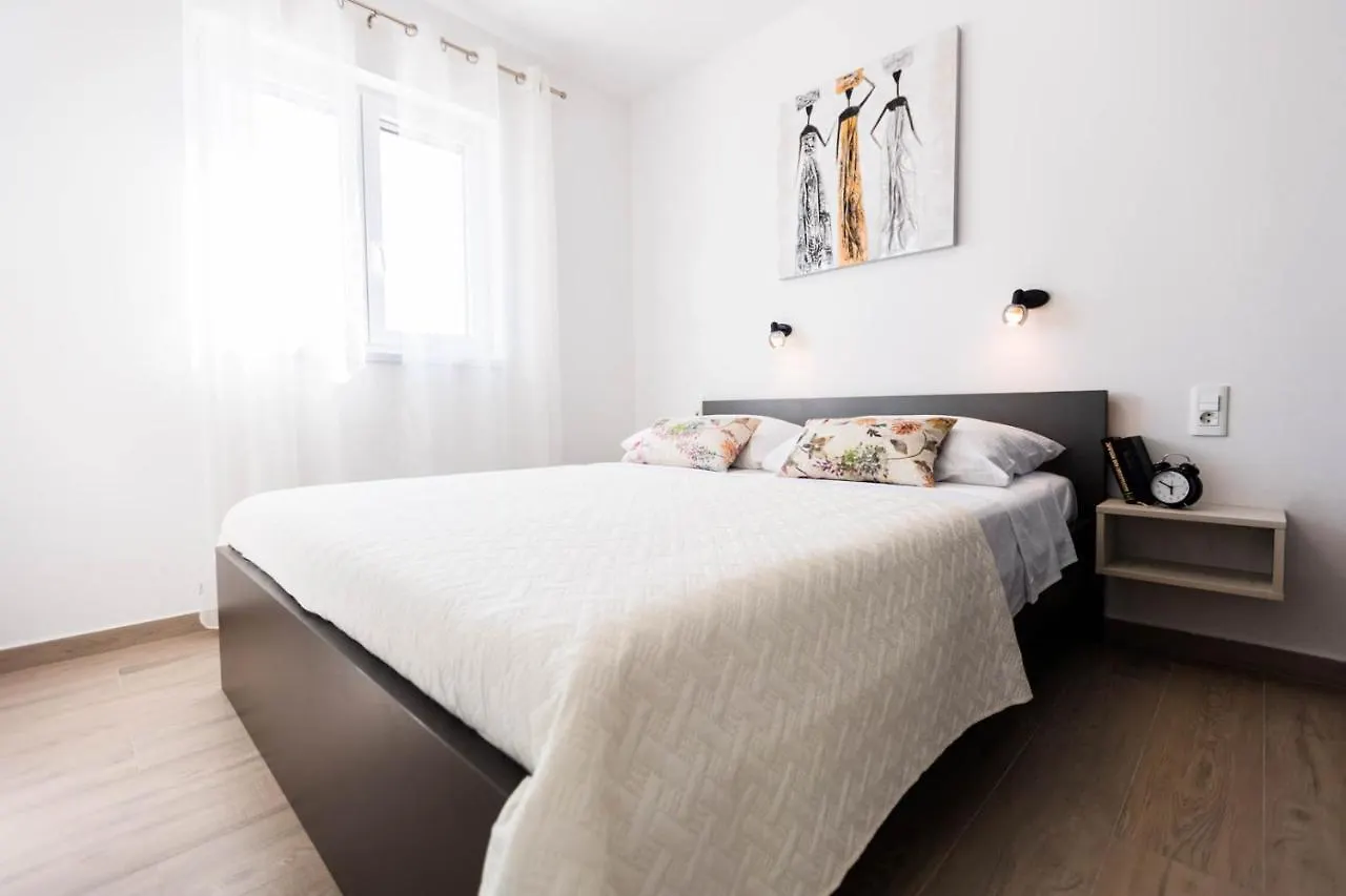 Apartments Rising Sun, Razanac