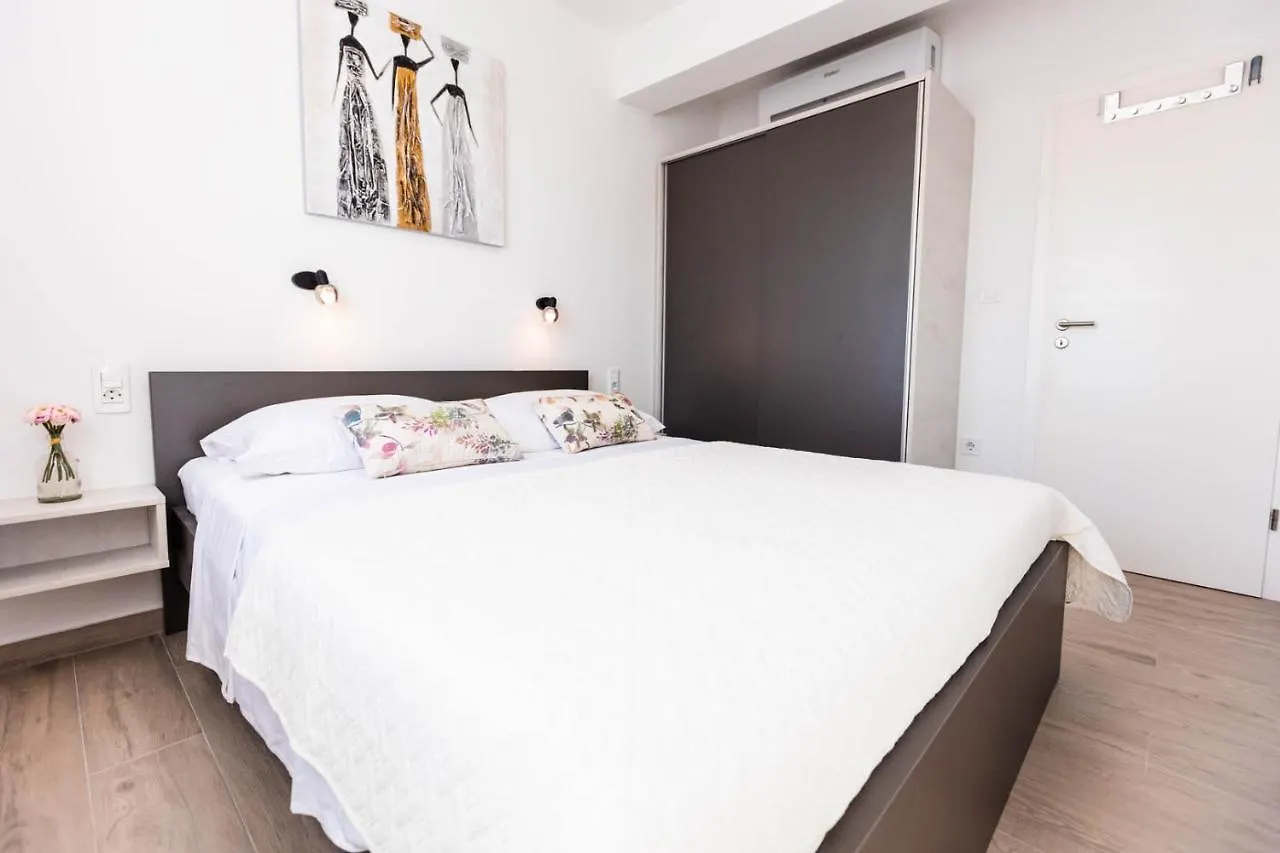 Apartments Rising Sun, Razanac