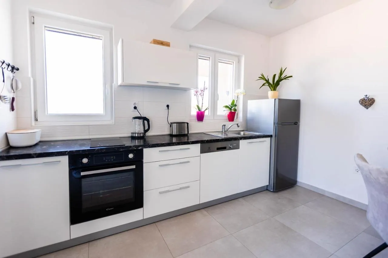 Apartments Rising Sun, Razanac