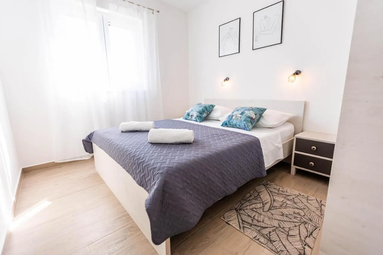 Apartments Rising Sun, Razanac
