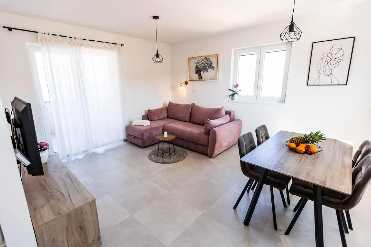 Apartments Rising Sun, Razanac